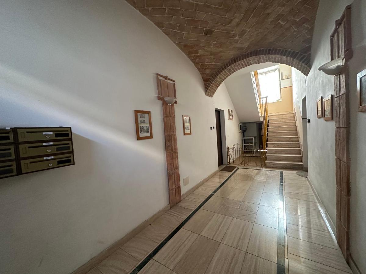 Casa Susanna - Delizioso Piano Terra, Centralissimo, Superservito, Tranquillo, Appena Fuori Ztl Parcheggio Libero 特尔尼 外观 照片